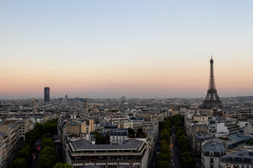 Obraz premium Sunset Skyline of Paris with Eiffel Tower and City Streets