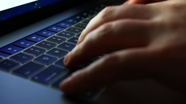 Manos escribiendo en teclado