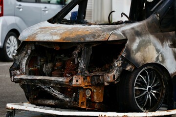 炎上して焦げた自動車のフロント部分