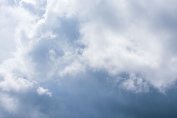 夏の印象的な雲のアップ04