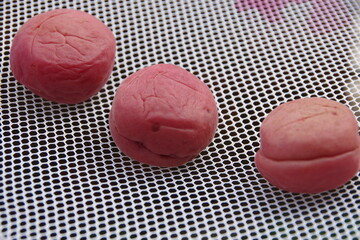 屋外で干して梅干しのおいしさを増す