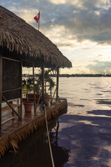 cabaña a orilla del rio Amazonas en Iquitos Perú, cabaña hecha de madera  techo de palmeras, material rustico