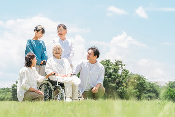 公園にいる三世代ファミリー,三世代家族
