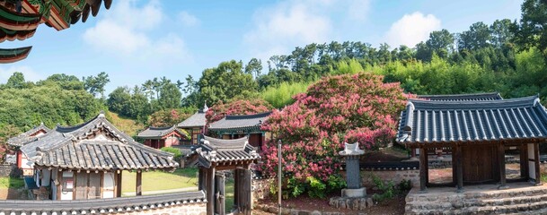Fototapeta premium 전통 한국의 한옥(사당)에 핀 여름꽃 배롱나무꽃
