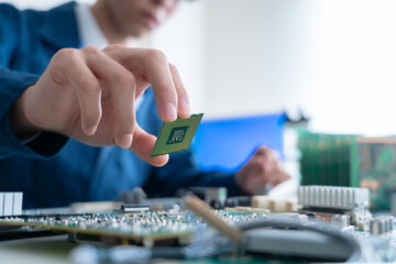 基盤を検査する男性エンジニア