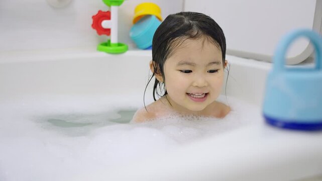 風呂で遊ぶ子供（スローモーション）