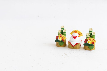 日本のお正月　鏡餅　門松　白背景の年賀状