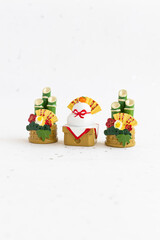 日本のお正月　鏡餅　門松　白背景の年賀状