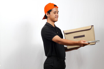 The parcel courier delivers the package order and receives a certain amount of cash payment