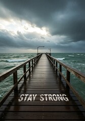 Obraz premium 波立つ海と続く木道、希望の光