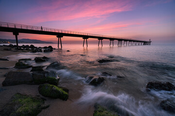 Fototapeta premium Amanecer de un puente en la orilla