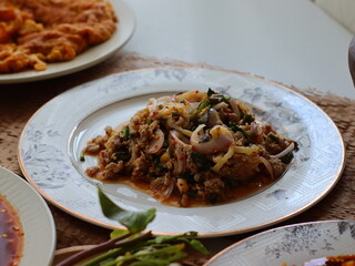 Som Tum — a vibrant and spicy Thai green papaya salad made with shredded unripe papaya, garlic, chili, lime juice, fish sauce, and palm sugar. This iconic street food dish from Thailand is known for i