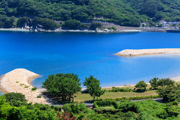 半月型の砂浜と青い海が美しいムーンビーチ井野浦の夏景色

