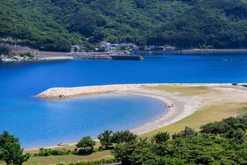 半月型の砂浜と青い海が美しいムーンビーチ井野浦の夏景色

