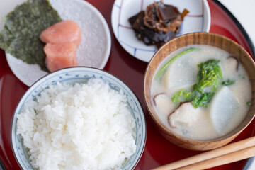シンプルな日本食の朝食（白ごはん・大根と菜の花と椎茸の粕汁・タラコと海苔・佃煮）