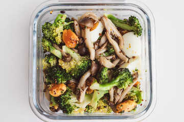 ブロッコリーとシメジとゆで卵のマスタード和え温サラダ