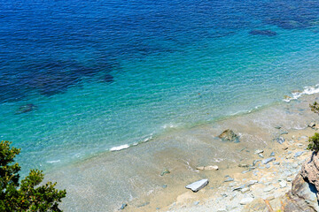 透き通る青い海と静かな海岸線の夏風景

