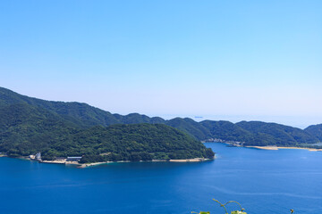 Obraz premium 伽藍山展望台から見下ろす紺碧の海と半島 