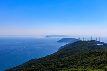 愛媛県の佐田岬半島と風車と三方の海の絶景パノラマ

