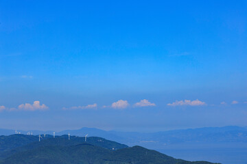 愛媛県の佐田岬半島の風車と青空の風景

