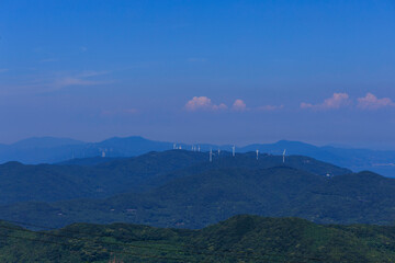 愛媛県の佐田岬半島の風車と青空の風景

