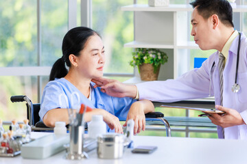 Obraz premium Asian male doctor in white coat with stethoscope, consulting explain medications to senior female patient professional support trust healthcare checkup, insurance treatment wellness in hospital