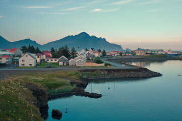 Obraz premium Scenic view of coastal town in Iceland during sunset