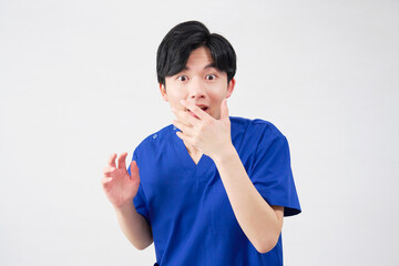 医者・看護師・歯科医師・介護士　男性　驚く　白背景