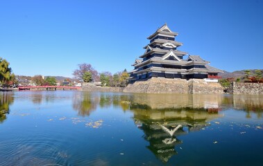 秋の青空に映える松本城