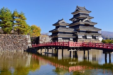 Fototapeta premium 秋の青空に映える松本城