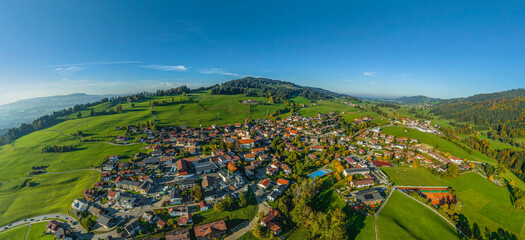 Sonniger Oktobertag bei Rettenberg im Oberallgäu - Ausblick auf die Gemeinde am Grünten