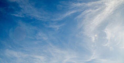 e sky is bright, tthhe fluffy white clouds are quiet.