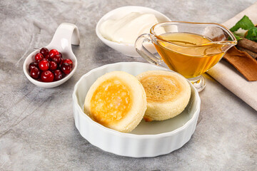 Roasted cheesecakes - Syrniki with honey