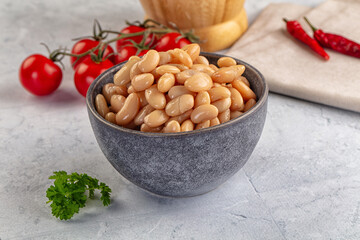 Canned white beans in the bowl