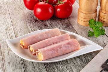 Roll with han and cheese snack