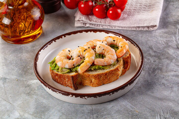 Sandwich with prawn and avocado