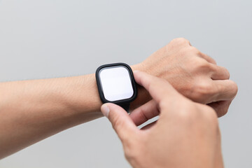 Choosing a smartwatch on your left wrist