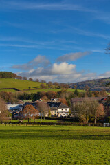 Obraz premium hills and houses in Wales on a clear sunny day
