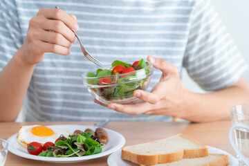 リビングで食事をする若い男性