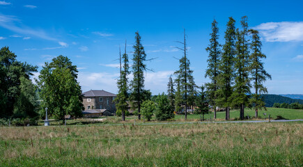 Paysage d'Auvergne dans le département de la Haute-Loire en été autour du village de...
