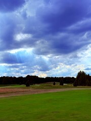 Obraz premium green golf course and blue sky