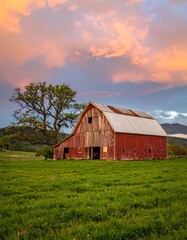 Obraz premium Red barn at sunset