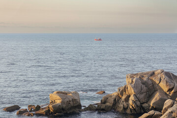 Barco de pesca en los alrededores de cabo Morás, Xove, Lugo, Galicia, España