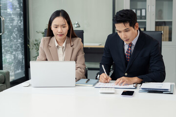 Fototapeta premium business team meeting with consultant and project planning charts.