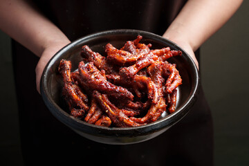 매운양념으로 맛을낸 매운닭발요리