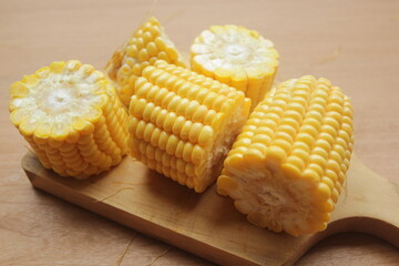 corn on the cob on wooden table