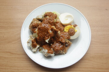 a plate of siomay