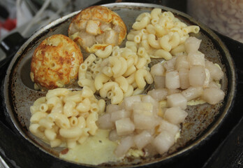cooking maklor or maccaroni egg