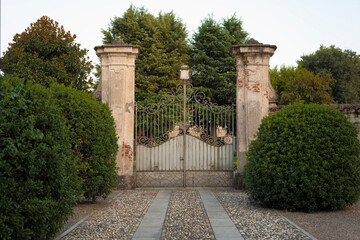 Vecchio cancello in ferro battuto