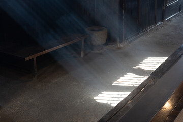 長野県南木曽町の重要文化財　中山道妻籠宿脇本陣の歴史ある日本家屋　窓から差し込む光